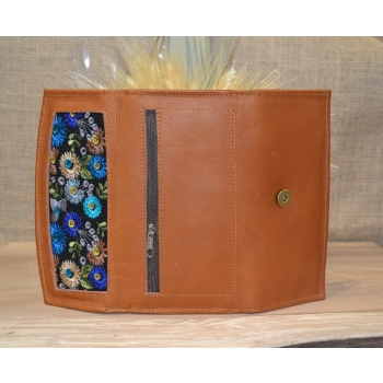 Portfel duży skórzany brązowy z kwiatowym kolorowym haftem .